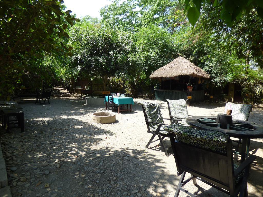 Chitwan Gaida Lodge โซราฮา ภายนอก รูปภาพ