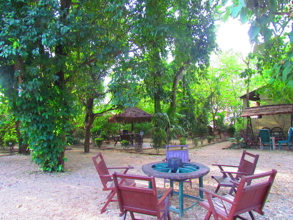 Chitwan Gaida Lodge โซราฮา ภายนอก รูปภาพ